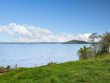 Lakefront Living at Hinemoa Point
