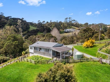 Main House 5 bed plus 2 bed plus 1 bed