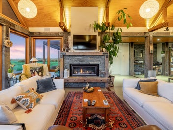 Architectural Elegance in Myross Bush!