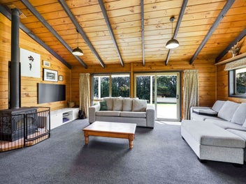 Coastal Lifestyle with Mountain Views