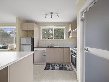 MOVE IN READY! SUPERB LOCATION!