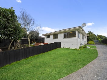 MOVE IN READY! SUPERB LOCATION!