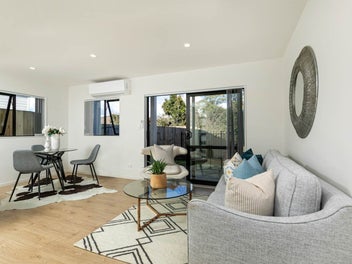 Modern, Sunny & Spacious – End Unit Oasis