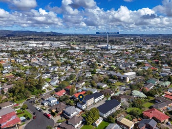 Modern, Sunny & Spacious – End Unit Oasis