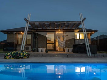 Exceptional Cul-De-Sac Family Living