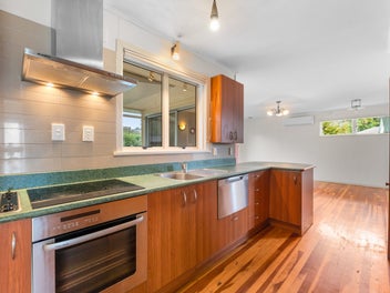 Family Home - One Level, Pool & Walk to School