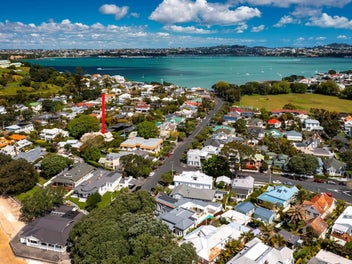 Large and Majestic in Cheltenham with Beach Access
