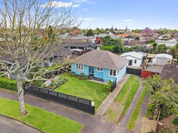 Fairfield Gem: Sun-Soaked Home on Large Section