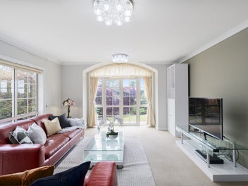 Single Level 5 Bed Home in the Heights!