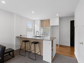 Elegant Townhouse - Lifestyle & Location Combined