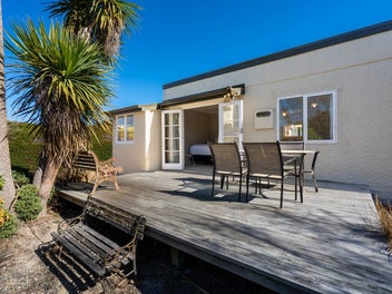 Quintessential 1940s Coastal Retreat
