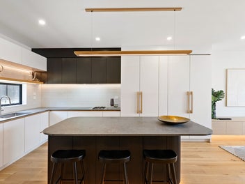 THE GREENLANE CHAMPION - NEW, CHIC & LUX!