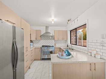 Burnside Zone- Renovated Kitchen -Sunny & Spacious