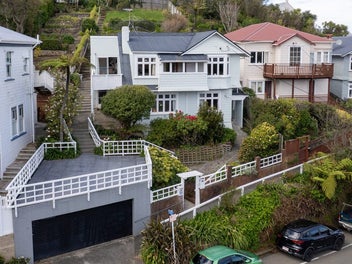 SUNNY HOME, INCOME, POTENTIAL - PRIME LOCATION!