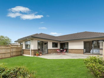 Corner Comfort - Just Moments from Botany!