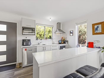 Charming Unit with Lifestyle and Potential