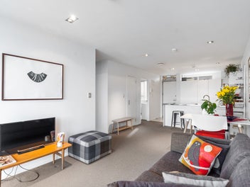 GREAT LOCATION, HUGE POTENTIAL, TOP FLOOR
