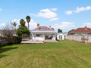1910 VILLA ON 751m2 - CHARACTER, SUN & POTENTIAL!