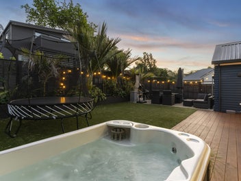 FAMILY LIVING & ENTERTAINING ON FREEHOLD SECTION!