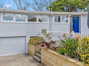 BBI & Macleans Zone in freehold 1,138 sqm