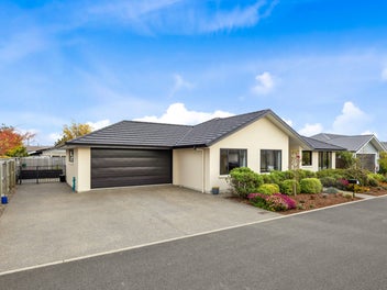 Modern Comfort & Charm in Brightwater