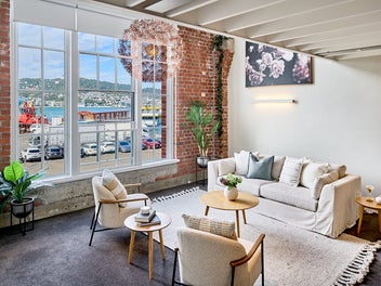 Elegant Harbour-side Apartment