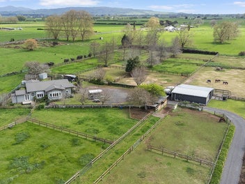 Bungalow beauty on 2 ha bliss
