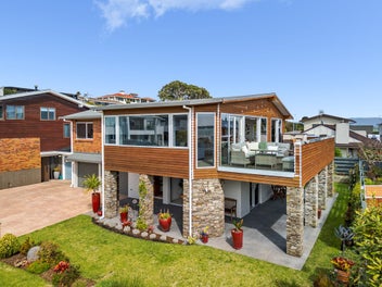 Refined Living, Breathtaking Harbour Views