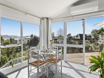 Location, views and holiday vibe!