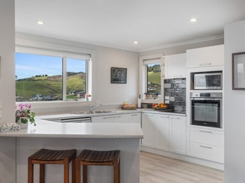 Large Family Home With Excellent Garaging!!!