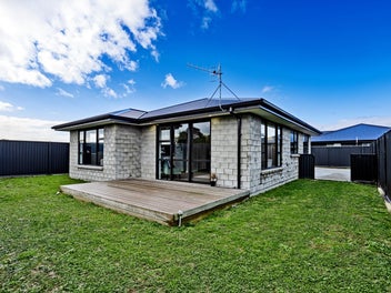 Low maintenance – three-bedroom townhouse