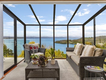 Grand Acacia Bay residence and guest accommodation