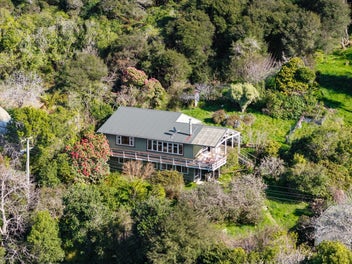 Lochmara lifestyle: kiwiana bach + two sections