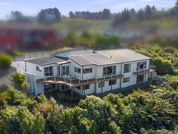 Stunning Family Home with Breathtaking Views!