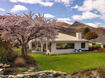 Breath-taking views – prime Arrowtown location