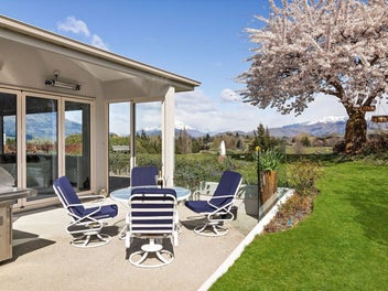 Spectacular views - premium Arrowtown address