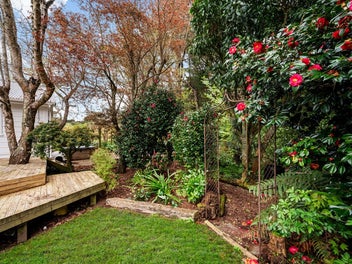COUNTRY HOME - SEPARATE LODGE - MASSIVE BARN!