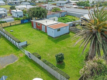 Beach – Proper Kiwi Beach Bach!