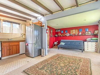 Beach – Proper Kiwi Beach Bach!