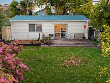 Bungalow in Front - Sleepout at the Back
