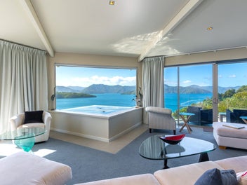 Commanding views over Waikawa Bay