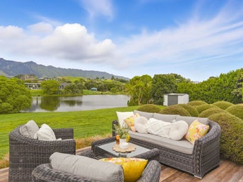 Contemporary Coastal Living!