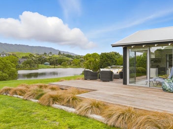 Contemporary Coastal Living!