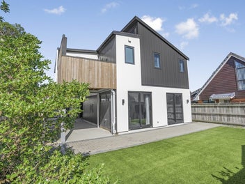 Luxury Living by Petone beach