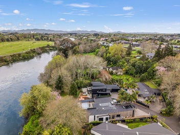 Riverside Retreat Blending Luxury, Light and Calm