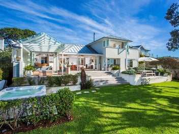 Cape Cod Elegance – Prime Waterfront Position