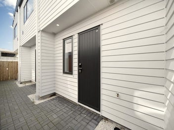 Trendy Town House! (MUST BE SOLD)