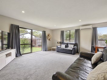 Well Presented, Sunny & Private, 3 Bedroom Abode!