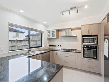 Exceptional Living in Karaka – Owners Moving t...
