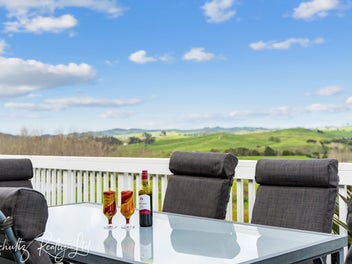 Modern Lifestyle Retreat with Views